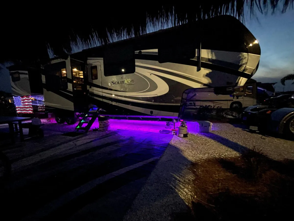 Fifth wheel trailer with violet underglow